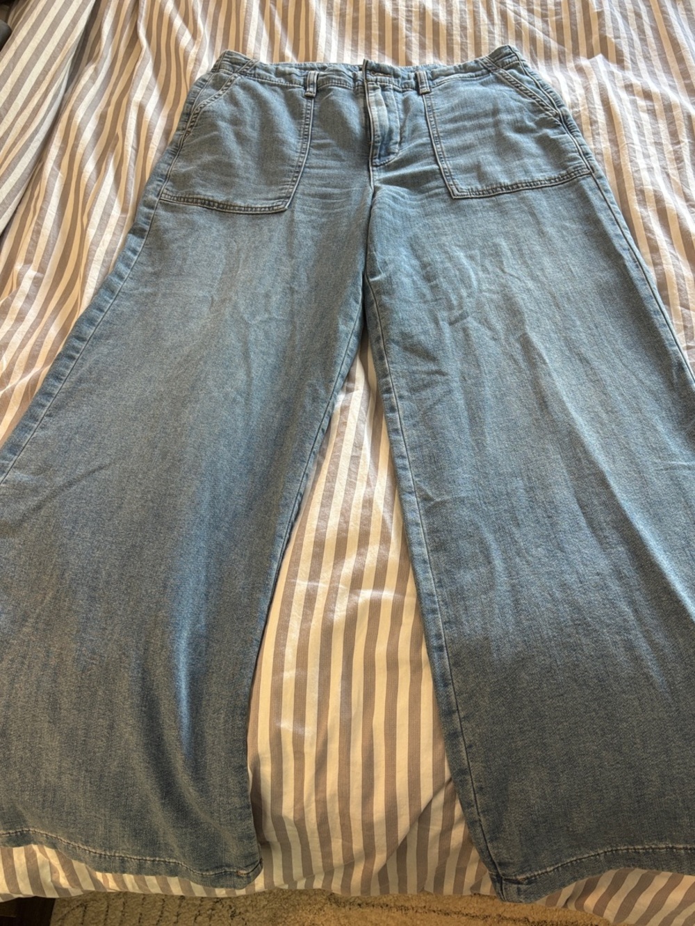 Silver Jeans Light Blue Wide Leg Patch-Pocket Jeans